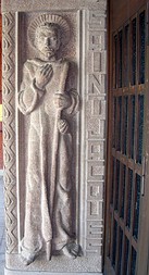 statue de saint Jacques à l'entrée de l'église