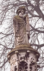 La statue dans le jardin du Musée à sa découverte